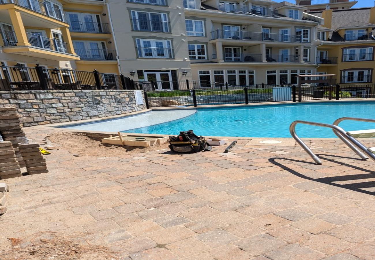 Entretien et réparation d’une piscine commerciale dans un complexe hôtelier par Piscines JoMA