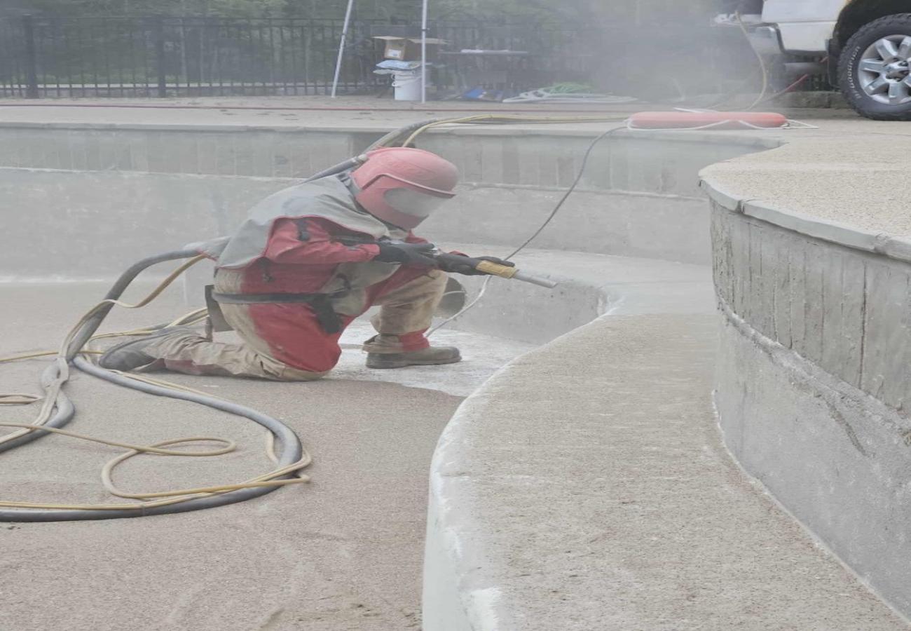 Piscines JoMA effectue le sablage d’une piscine en béton pour la préparer à la peinture